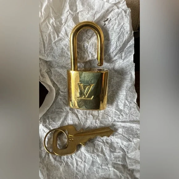 🎉AUTHENTIC Louis Vuitton Gold  Lock and 1 Key - Picture 3 of 8